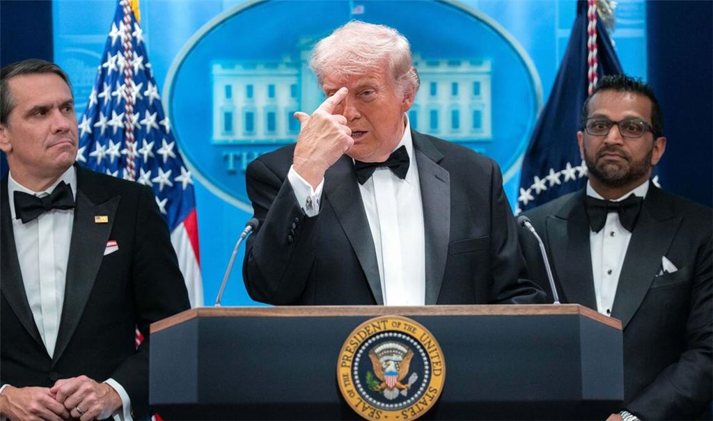 Nach dem Anschlag beim Medien-Dinner in Washington: Donald Trump zwischen Justizminister Todd Blanche (links) und FBI-Direktor Kash Patel