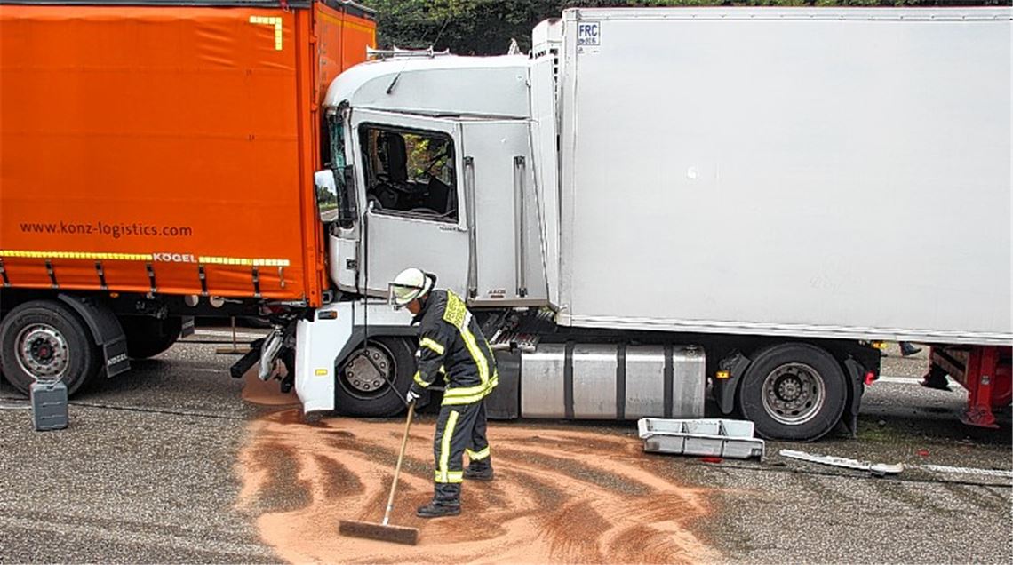 Nach dem Auffahrunfall dreier Lkw arbeitet die Feuerwehr mehrere Stunden daran, die Unfallstelle wieder zu säubern. 
