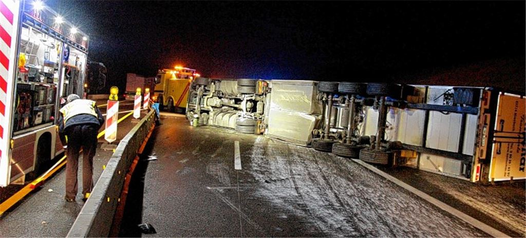 Nach dem Aufprall auf die Gleitschutzmauer stürzt der Sattelzug komplett um.