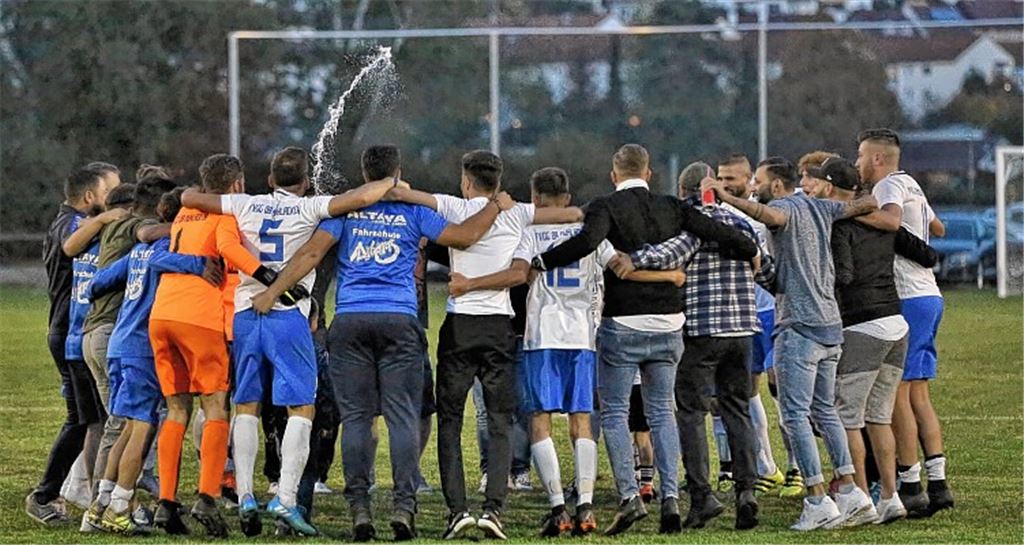 Nach dem Auswärtsspiel bei den Sportfreunden im Letten feiern Spieler und Verantwortliche der Fvgg 08 Mühlacker ihren Derbysieg gegen den Nachbarn.Fotos: Huber