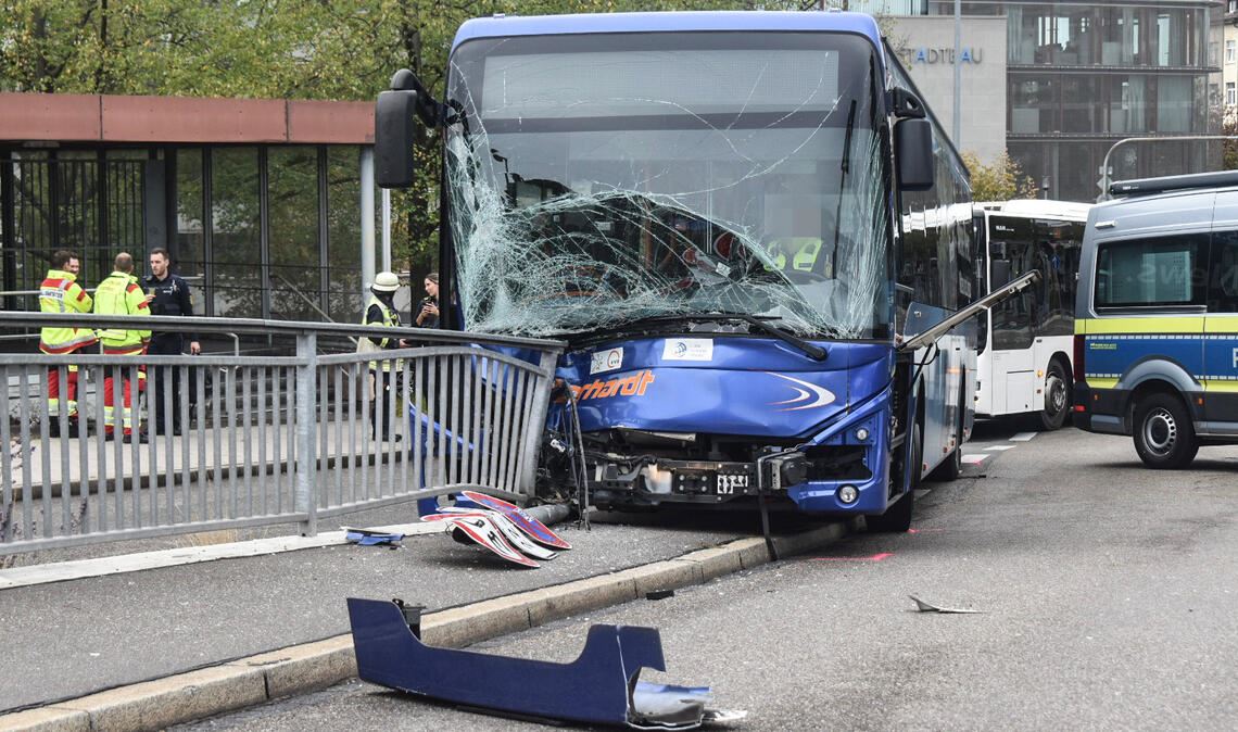 Nach dem Ausweichmanöver des Fahrers kracht der Linienbus gegen das Geländer der Nordstadtbrücke. Foto: Myroshnichenko