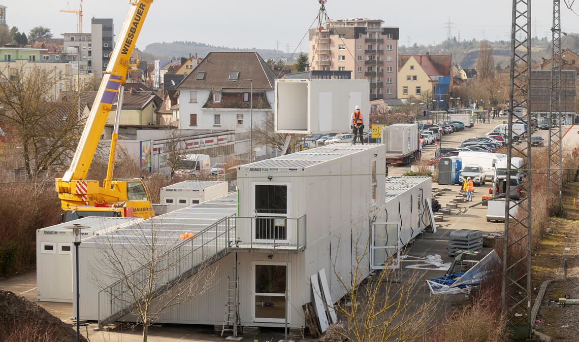 Nach dem Baukastenprinzip entsteht auf dem Gelände „Lienzinger Tor“ eine zweistöckige Container-Wohnanlage für die Unterbringung von bis zu 80 Geflüchteten. Fotos: Fotomoment
