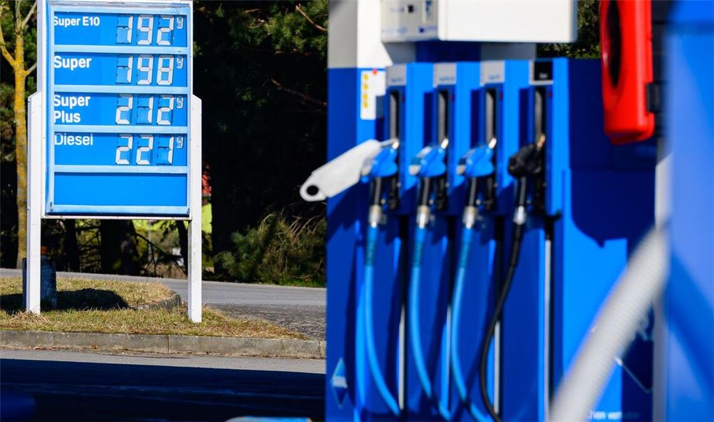 Nach dem Beginn des Iran-Kriegs sind in Deutschland die Spritpreise in die Höhe geschossen. (Symbolbild)