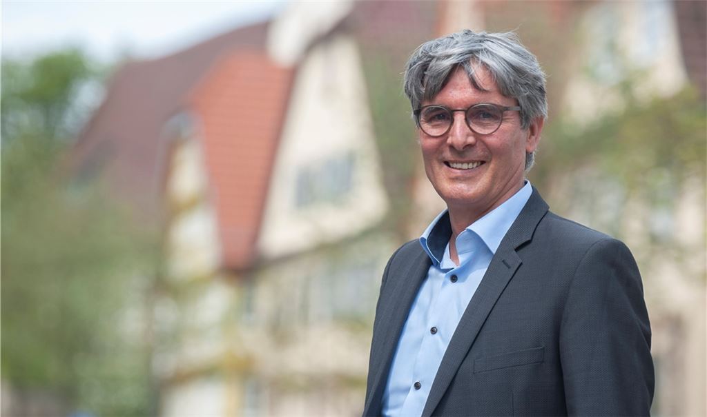 Nach dem Besuch beim Mühlacker Tagblatt ein Abstecher nach Illingen: Armin Pioch im alten Ortskern. Foto: Fotomoment