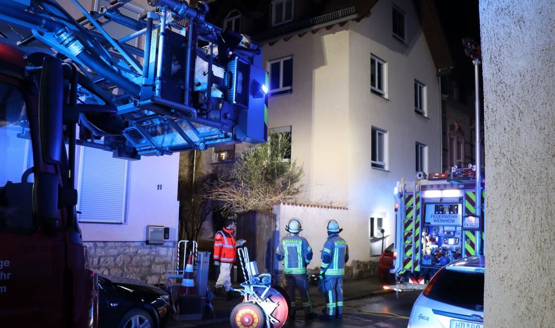 Nach dem Brand hat die Feuerwehr eine tote Frau aus dem Gebäude geholt.