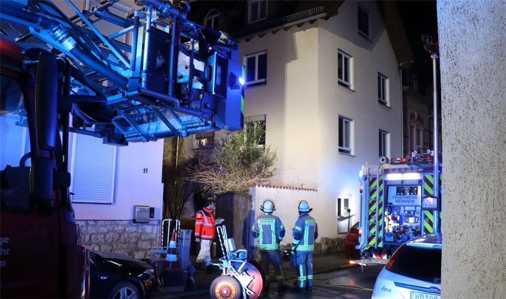 Nach dem Brand hat die Feuerwehr eine tote Frau aus dem Gebäude geholt.
