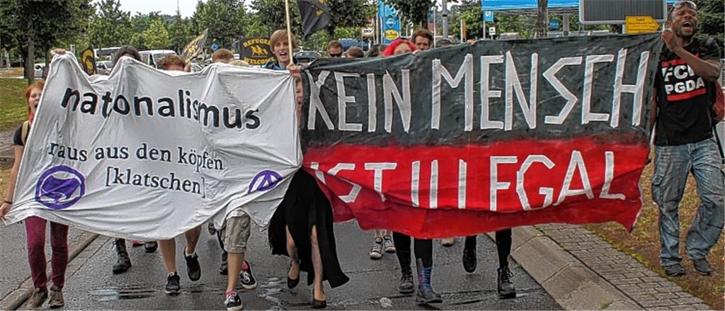 Nach dem Brand protestieren Bürger in Singen gegen Fremdenfeindlichkeit.