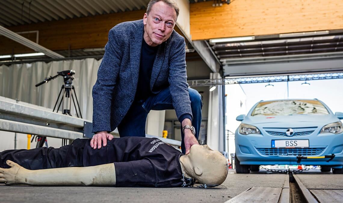Nach dem Crashtest ist Unfallforscher Siegfried Brockmann sicher: Diesen Frontalzusammenstoß mit einem Auto hätte ein Fußgänger nicht überlebt.