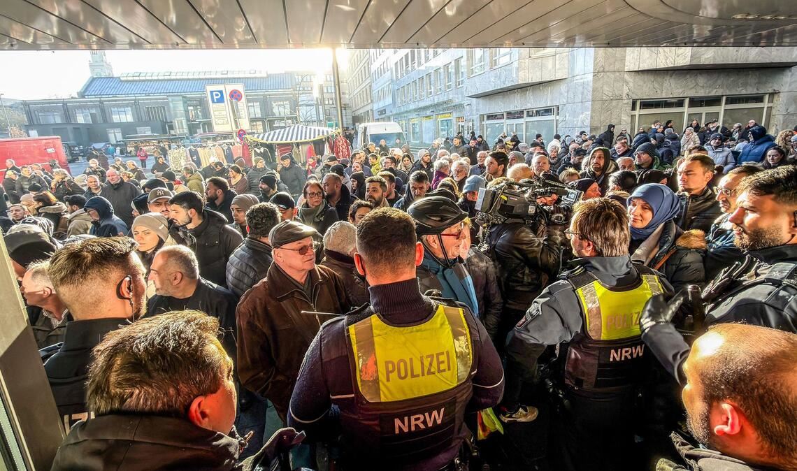 Nach dem Einbruch in den Tresorraum der Bank fordern besorgte Kunden Informationen.