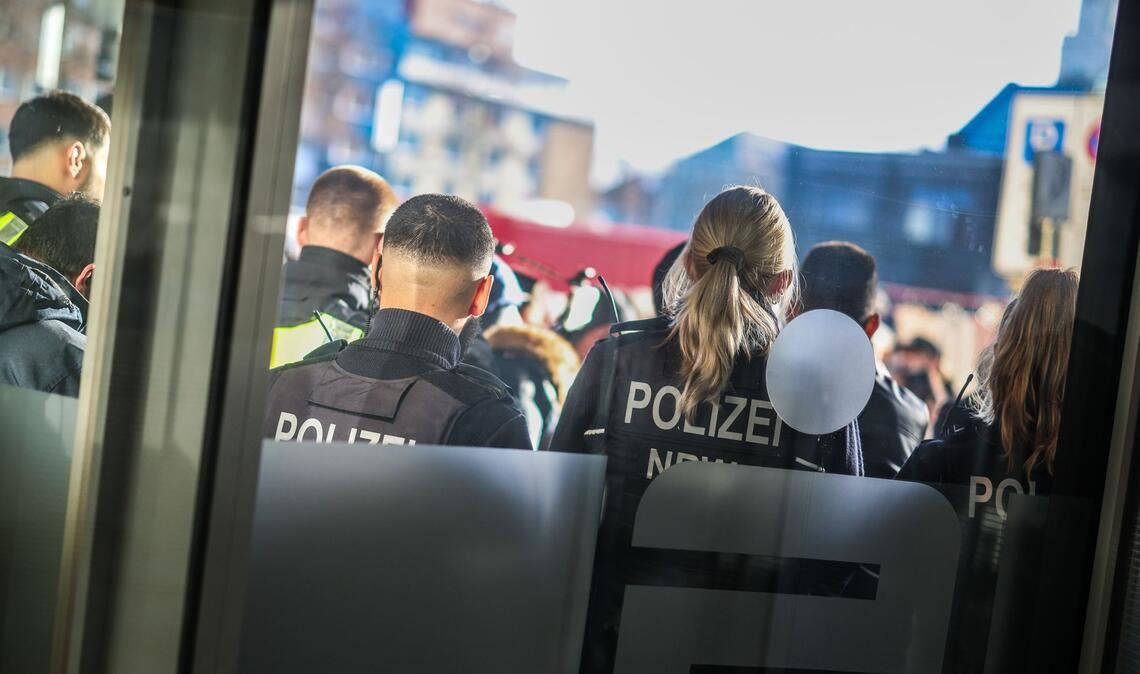 Nach dem Einbruch in den Tresorraum und einem Andrang besorgter Kunden bleibt die Sparkassenfiliale in Gelsenkirchen am zweiten Tag infolge geschlossen.