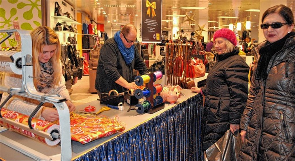 Nach dem Einkauf kann man beim Kaufhaus Sämann die Geschenke gegen eine Spende für die Herberge Lebensweg gleich noch verpacken lassen.