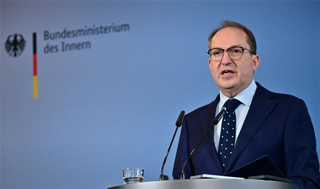 Nach dem Etappensieg der AfD vor Gericht lässt Dobrindt sein Haus ein wichtiges Gutachten nachprüfen.