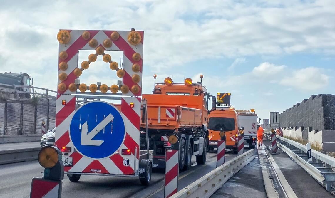 Nach dem Fahrzeugbrand muss die A8 aufwendig gereinigt werden. Foto: Einsatz-Report 24