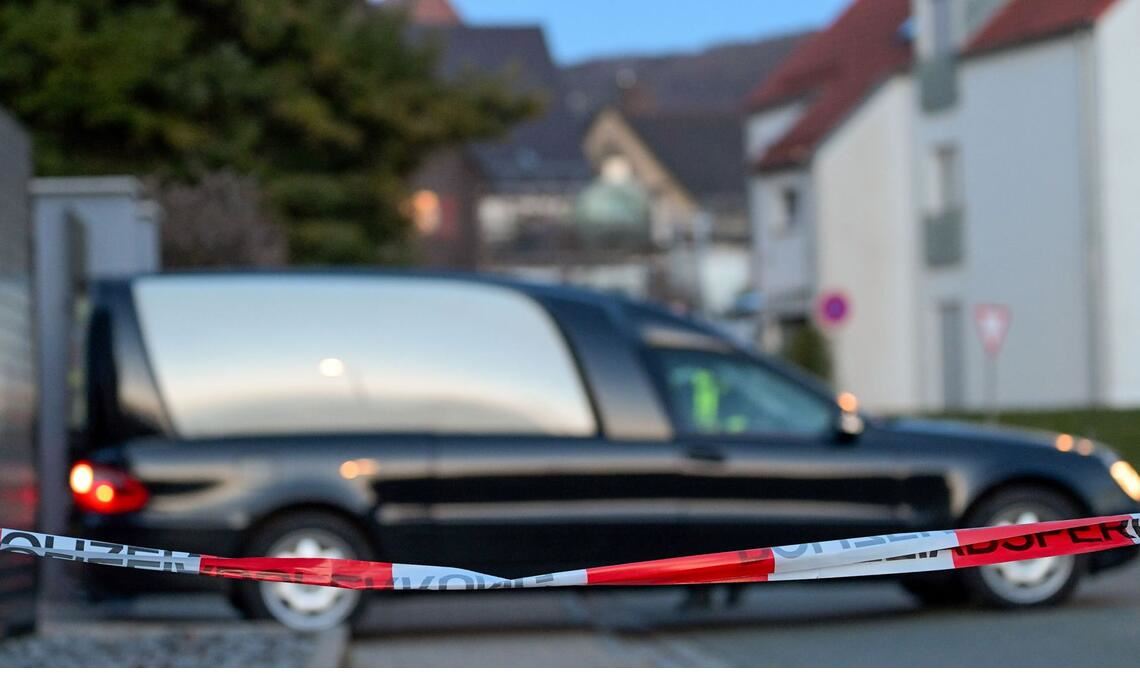 Nach dem Fund von drei Leichen in Pommelsbrunn bei Nürnberg sollen diese im Laufe der Woche obduziert werden (Archivbild).