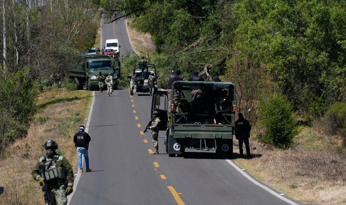 Nach dem Gewaltausbruch in Mexiko räumen Soldaten die von Bandenmitgliedern eingerichteten Straßensperren.