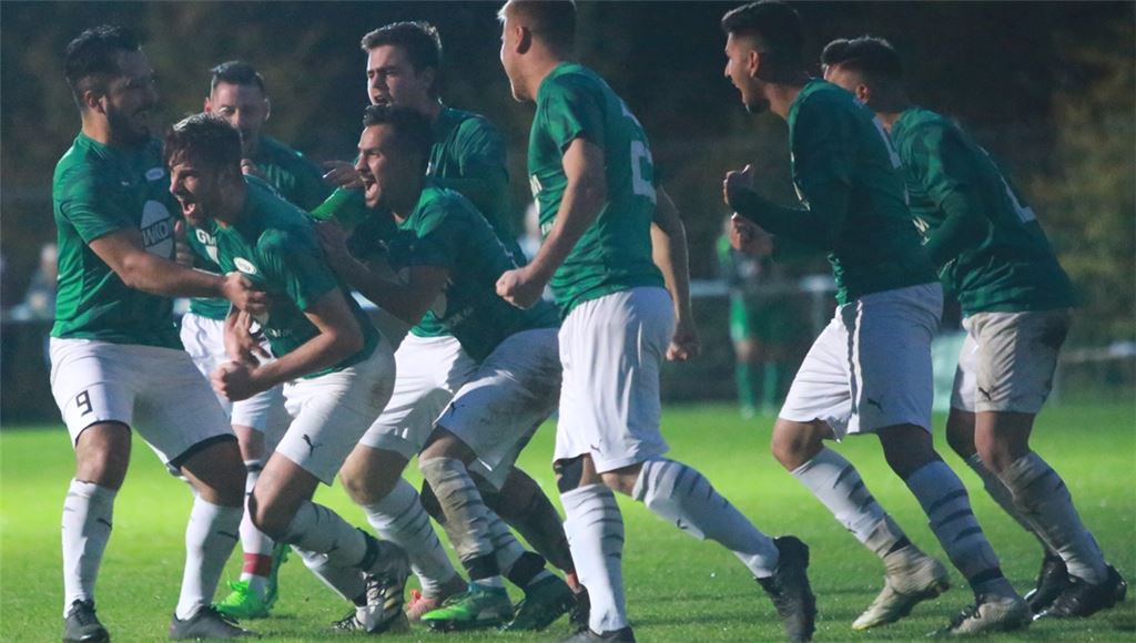 Nach dem Kopfballtreffer von Silvio Berloger (2. v. li.) fünf Minuten vor dem Ende der Partie gegen Eisingen kennt der Jubel bei den SpVgg-Kickern keine Grenzen mehr.Fotos: Huber