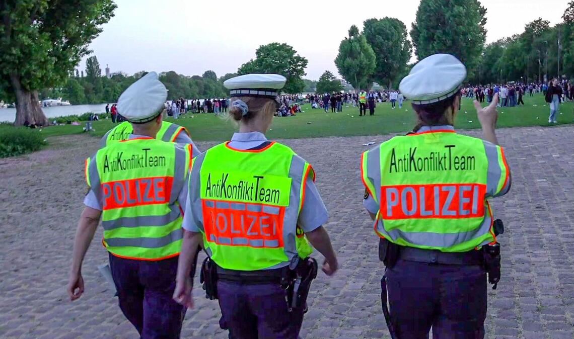 Nach dem Krawall-Aufruf waren noch mehr Einsatzkräfte der Polizei zur Neckarwiese in Heidelberg gekommen.