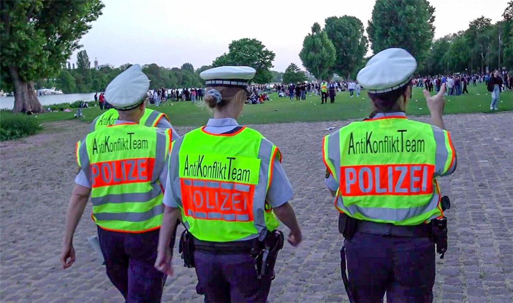 Nach dem Krawall-Aufruf waren noch mehr Einsatzkräfte der Polizei zur Neckarwiese in Heidelberg gekommen.
