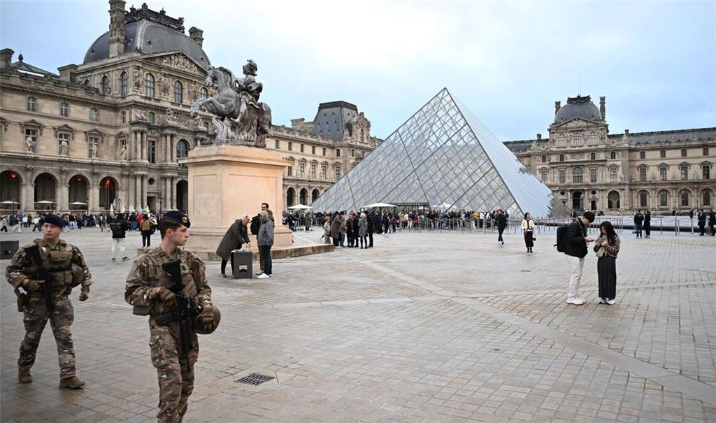 Nach dem Kunstraub im Louvre in Paris dauert die Fahndung nach den Tätern und ihrer Beute an. (Archivbild)