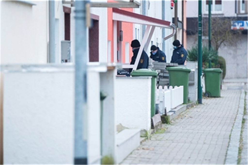 Nach dem Leichenfund im Kofferraum eines Wagens ermittelt die Polizei unter Hochdruck (Bild). Jetzt läuft der Gerichtsprozess, bei dem sich die Angeklagten auch am dritten Verhandlungstag in Schweigen hüllen. Foto: Archiv