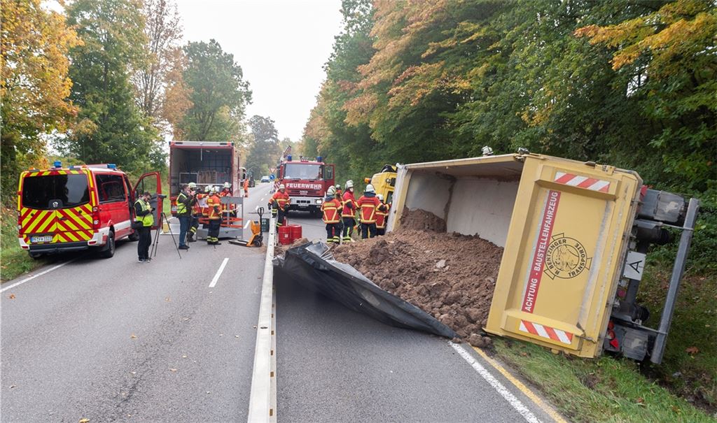 Nach dem Lkw-Unfall wird der Abschnitt der B35 bei Maulbronn auf noch unbestimmte Dauer voll gesperrt. Foto: Fotomoment