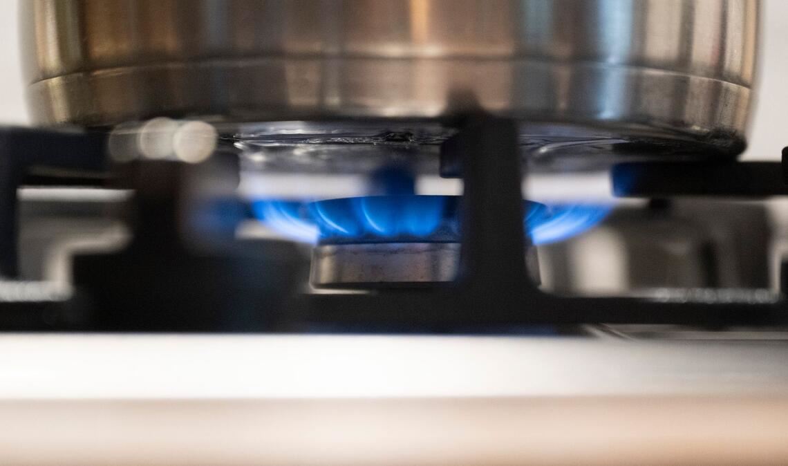 Nach dem Preissprung an den Energiemärkten bleibt unklar, ob Haushalte bald mehr für Strom und Gas zahlen müssen. (Symbolbild)