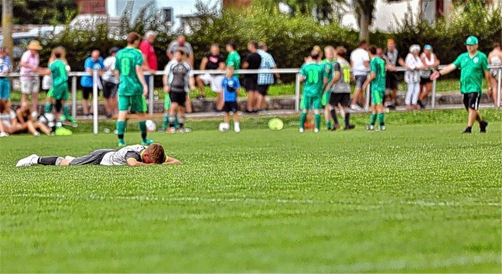 Nach dem Schlusspfiff freuen sich die Iptinger über ihren klaren Auswärtssieg. Die Spieler der SG Roßwag Mühlhausen hingegen sind bedient.Fotos: Huber
