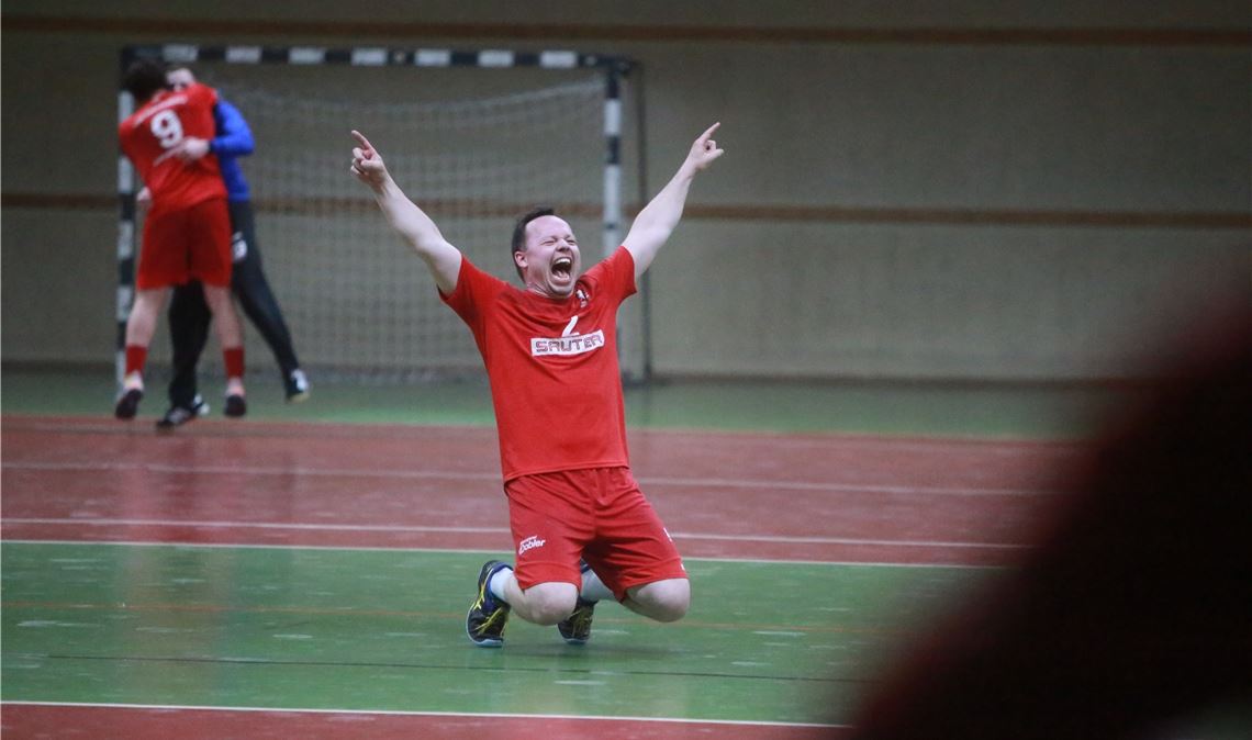 Nach dem Schlusspfiff kennt die Freude bei TSV-Spielertrainer Sebastian Geider keine Grenze: In seiner letzten Partie als aktiver Handballer gelingt ihm gemeinsam mit seinem Team der Verbandsliga-Aufstieg. Fotos: Huber