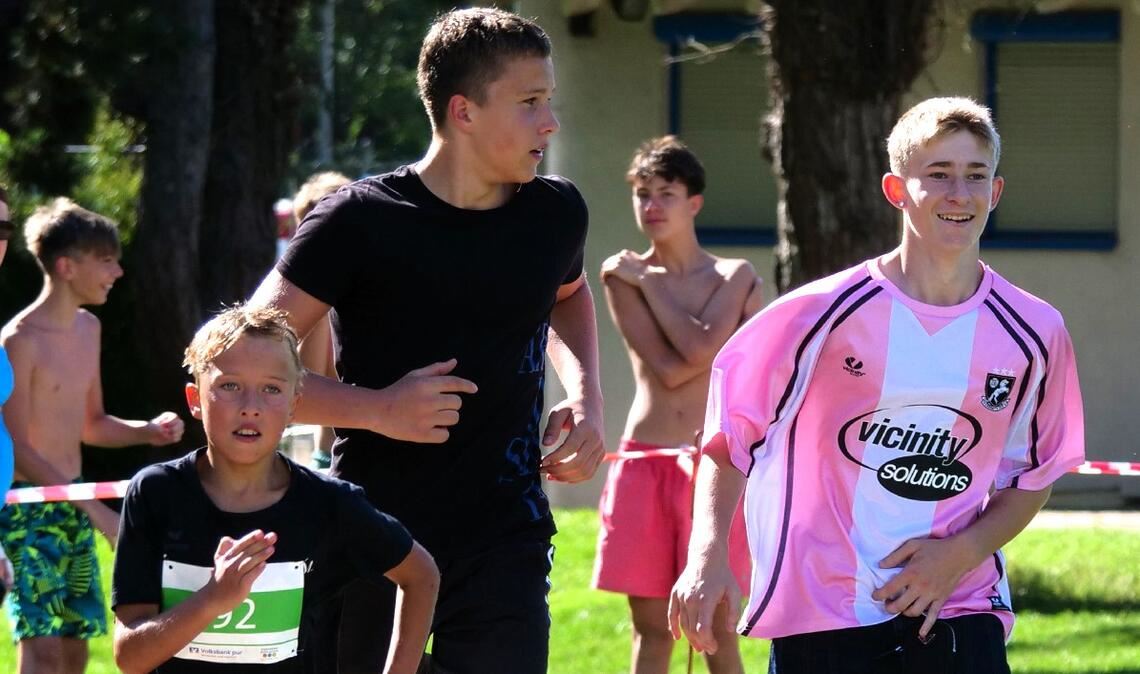 Nach dem Schwimmen geht es auf die Laufstrecke.