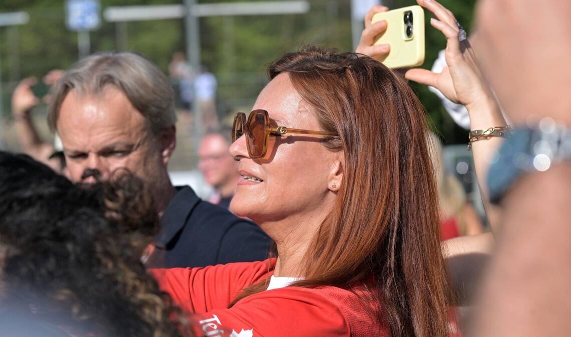 Nach dem Spiel bejubelt Andrea Berg die siegreiche SG Sonnenhof Großaspach.