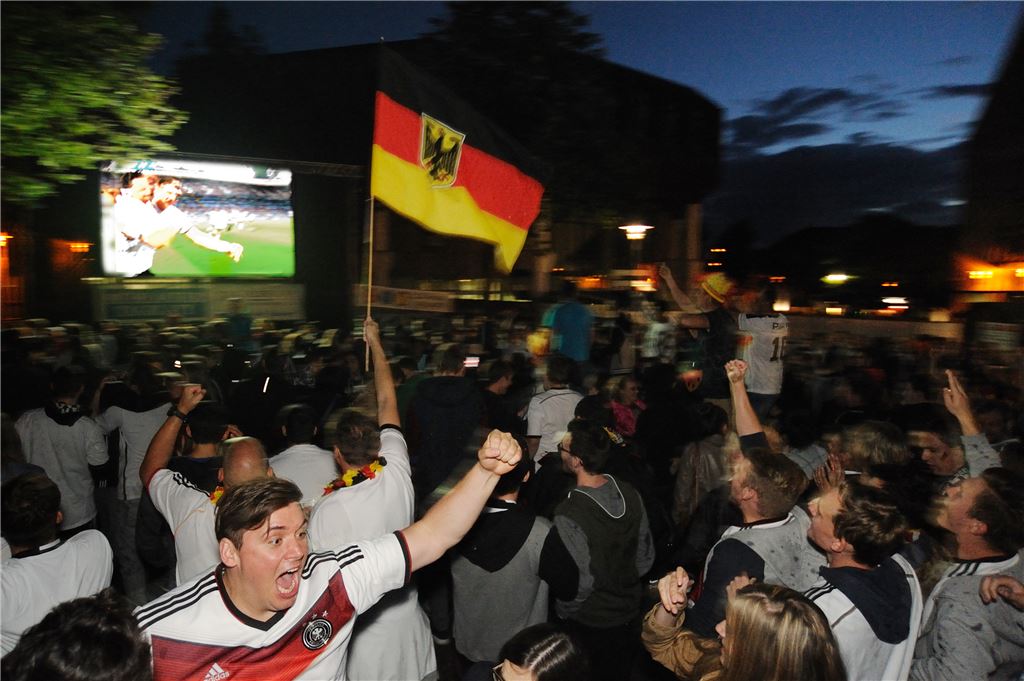 910_0008_112811_vh_Public_Viewing_deutscher_Jubel_vor_de