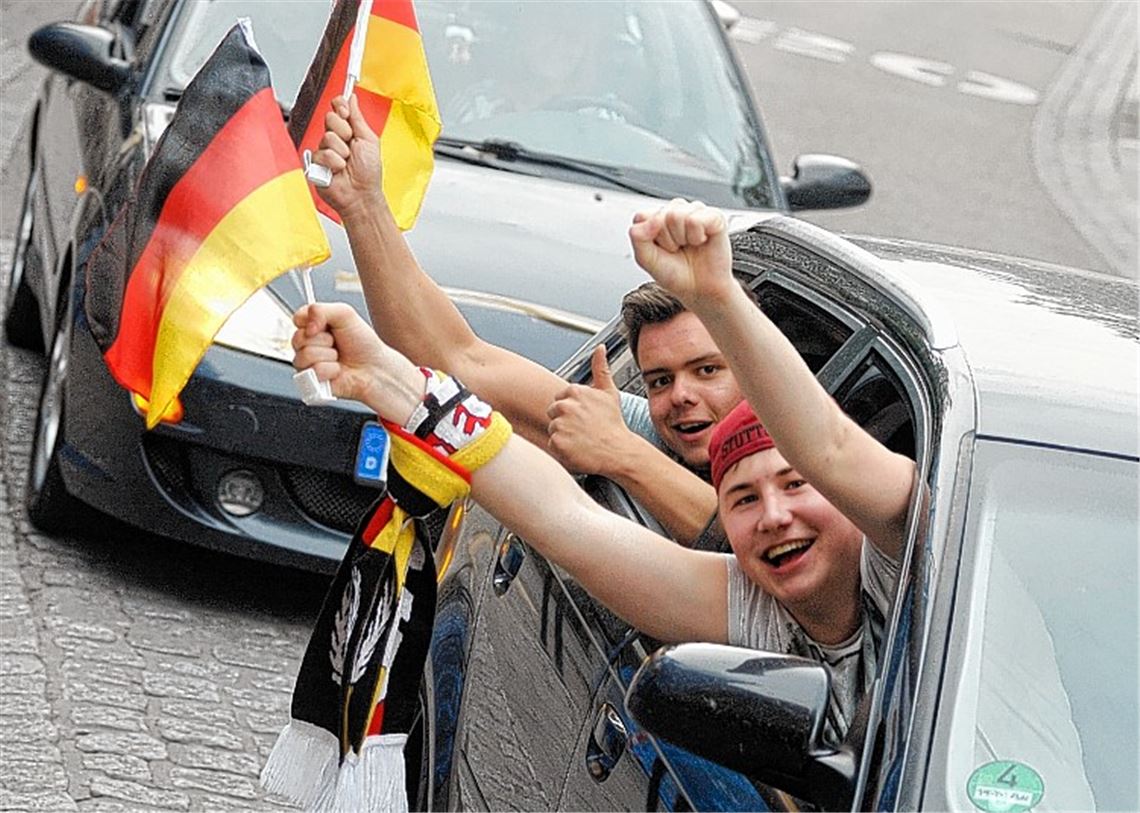 Nach dem Spiel ist vor der Party: Auf der Bahnhofstraße geht es für die Fans in die Verlängerung. 