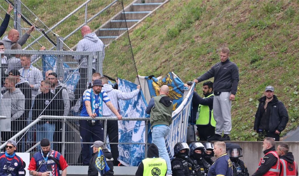 Nach dem Sturz schirmten Fans die Unfallstelle mit Bannern ab