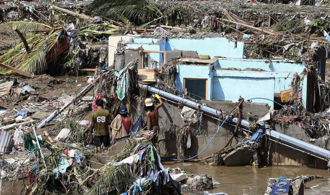 Nach dem Taifun "Kalmaegi" auf den Philippinen: Einwohner versuchen persönliche Gegenstände zu retten.