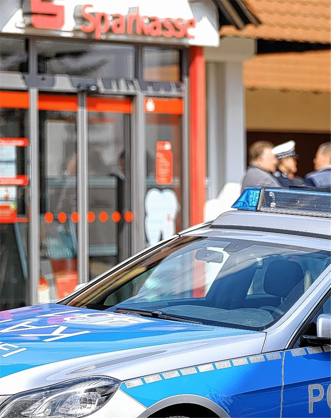 Bewaffnetes Duo überfällt Sparkasse