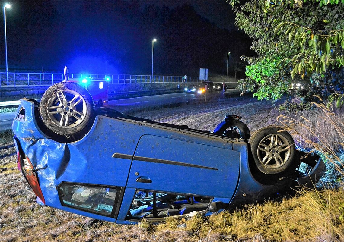Nach dem Überschlag bleibt das Auto auf dem Dach liegen.Myroshnichenko