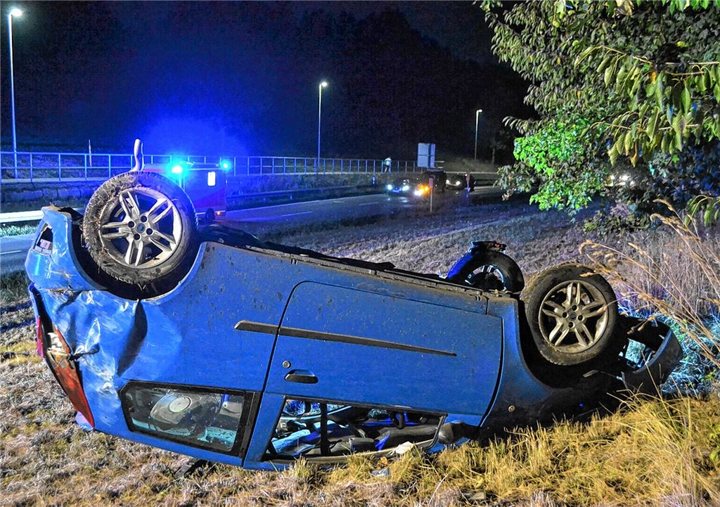 Nach dem Überschlag bleibt das Auto auf dem Dach liegen.Myroshnichenko