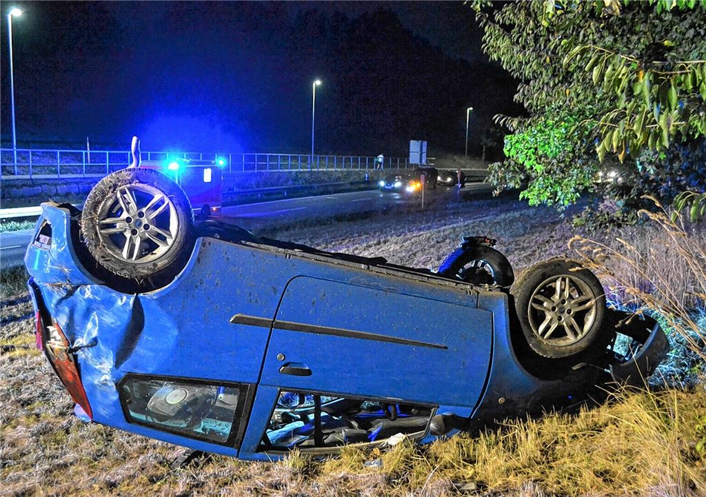 Fiat überschlägt sich neben der Straße