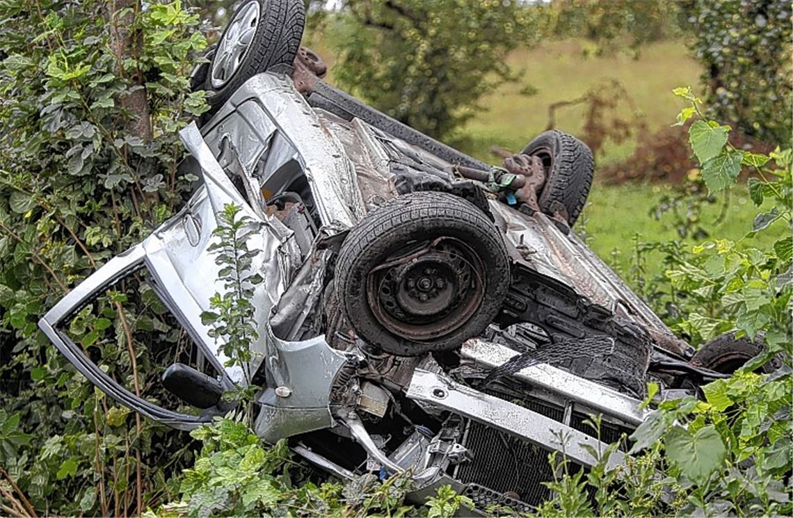 Wagen überschlägt sich neben der B35