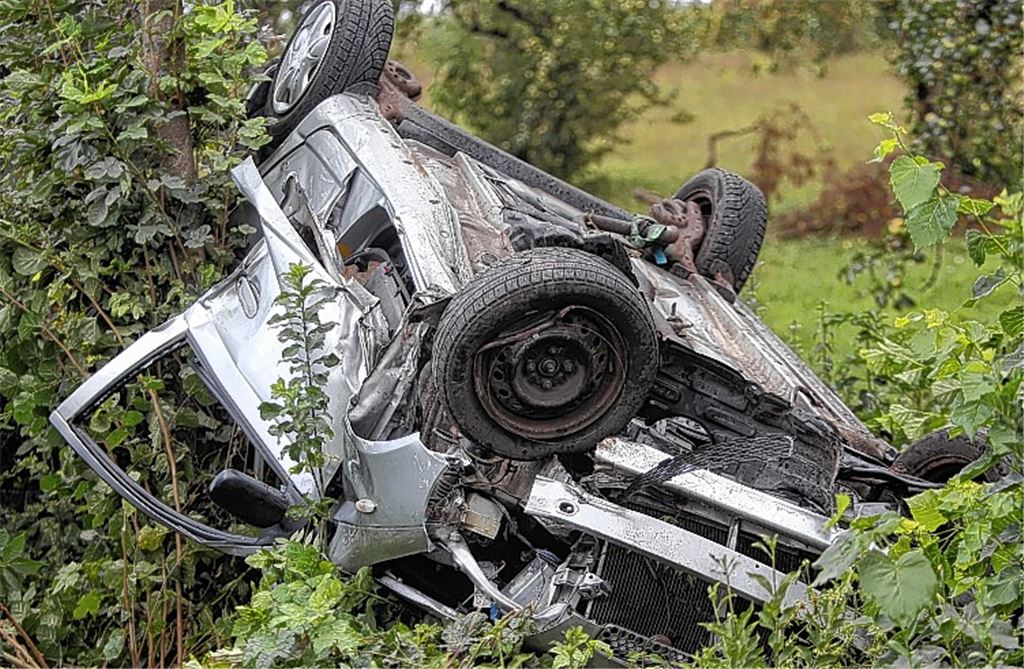 Wagen überschlägt sich neben der B35