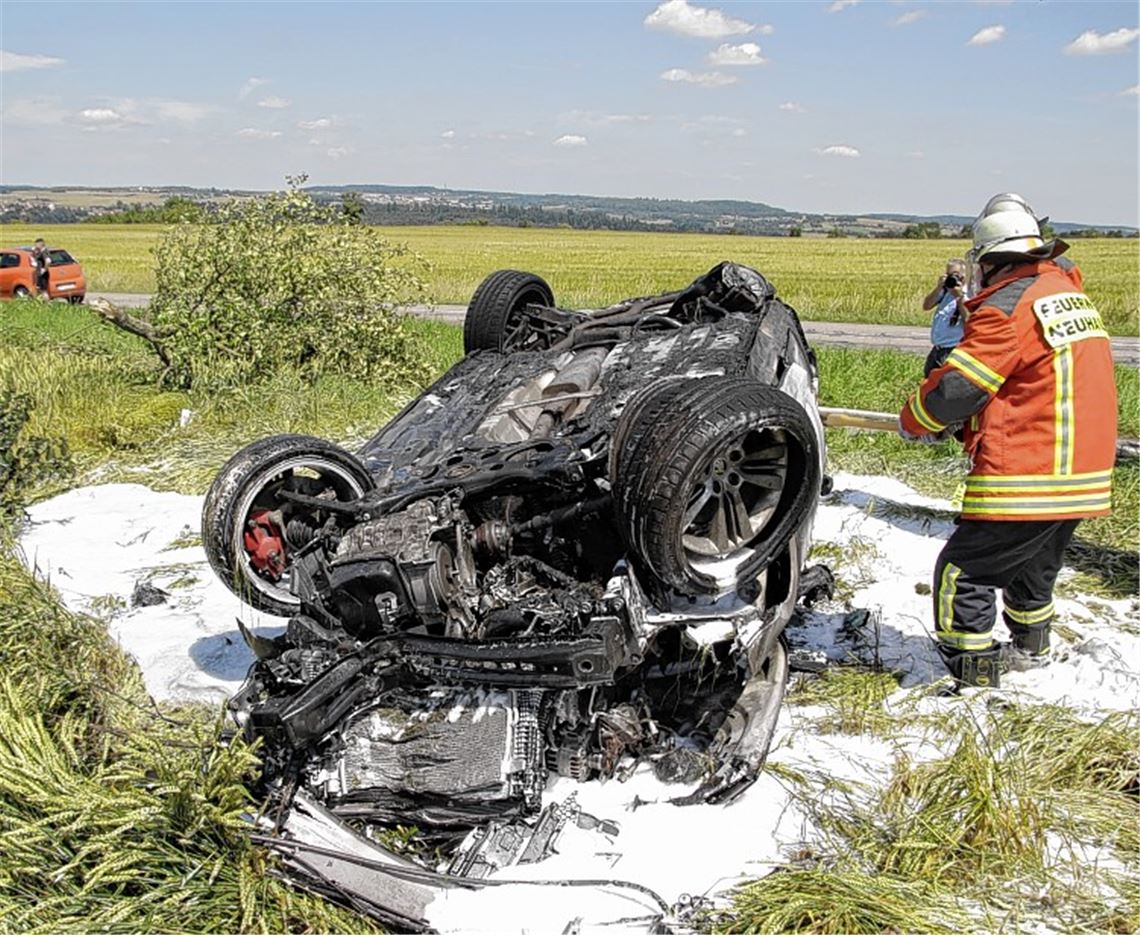Schwerer Unfall in Neuhausen: Junge Frauen aus Autowrack gerettet Junge Frauen aus Autowrack gerettet