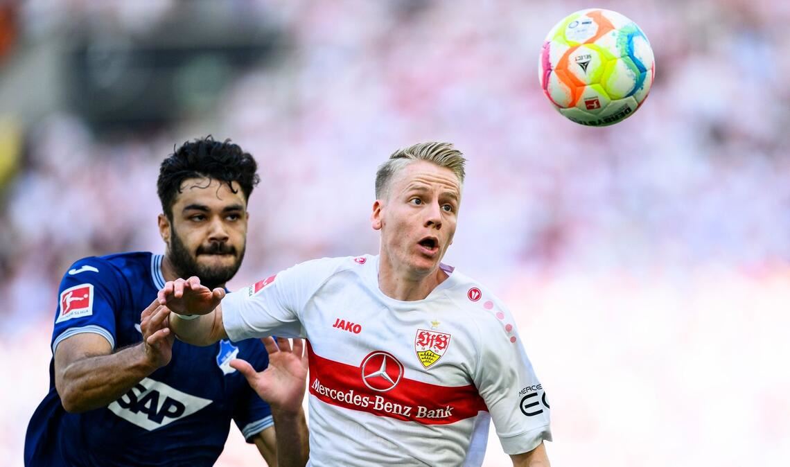 Nach dem Unentschieden gegen Hoffenheim am vergangenen Samstag muss der Chris Führich (r) mit dem VfB Stuttgart in die Relegation.