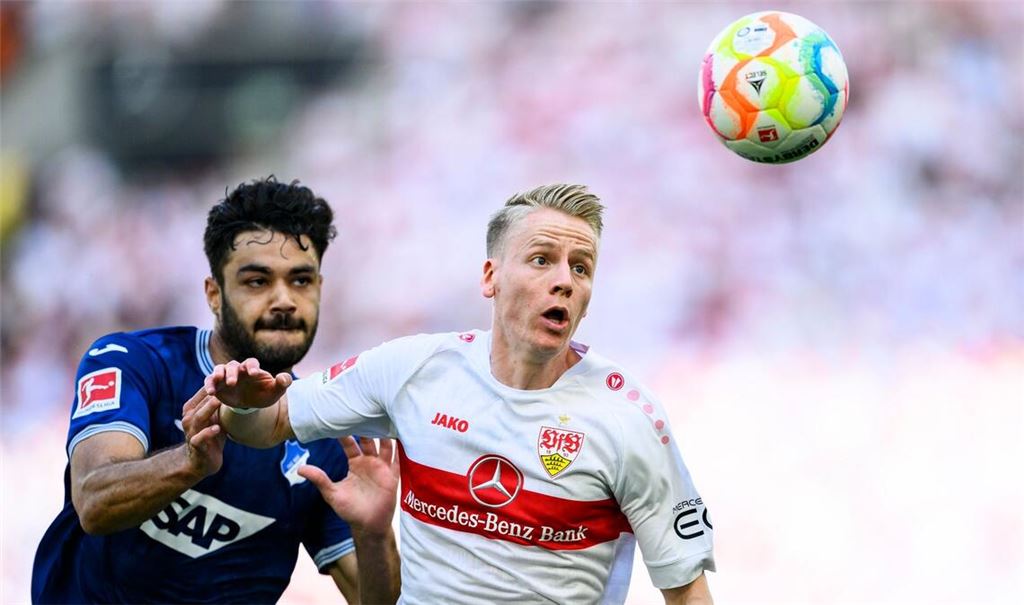 Nach dem Unentschieden gegen Hoffenheim am vergangenen Samstag muss der Chris Führich (r) mit dem VfB Stuttgart in die Relegation.