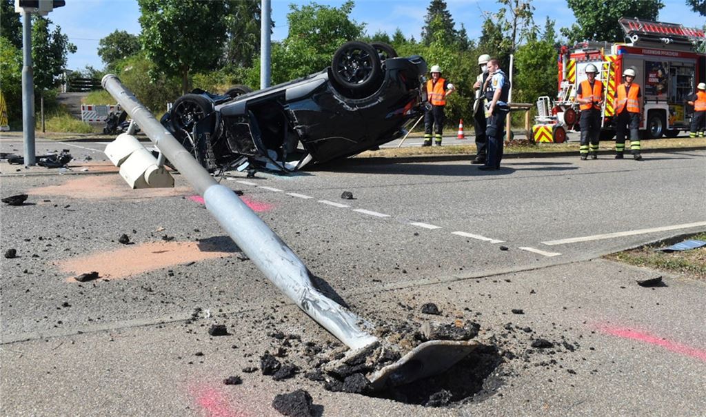 Nach dem Unfall auf einer Kreuzung auf der Wilferdinger Höhe bleibt der Wagen auf dem Dach liegen. Fotos: Myroshnichenko