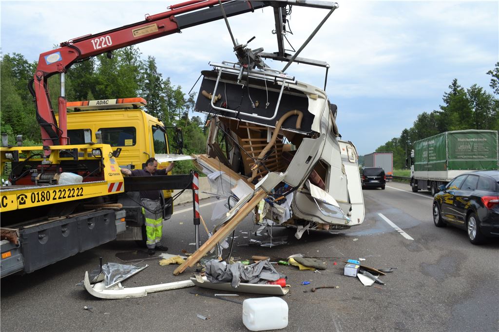 910_0008_132381_myro_Wohnwagen_ueberschlagen_A8_Pforzhei