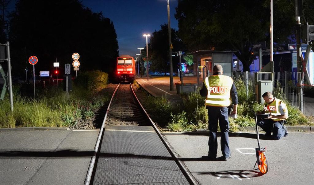 Nach dem Unfall vermessen Polizisten die Unglücksstelle.