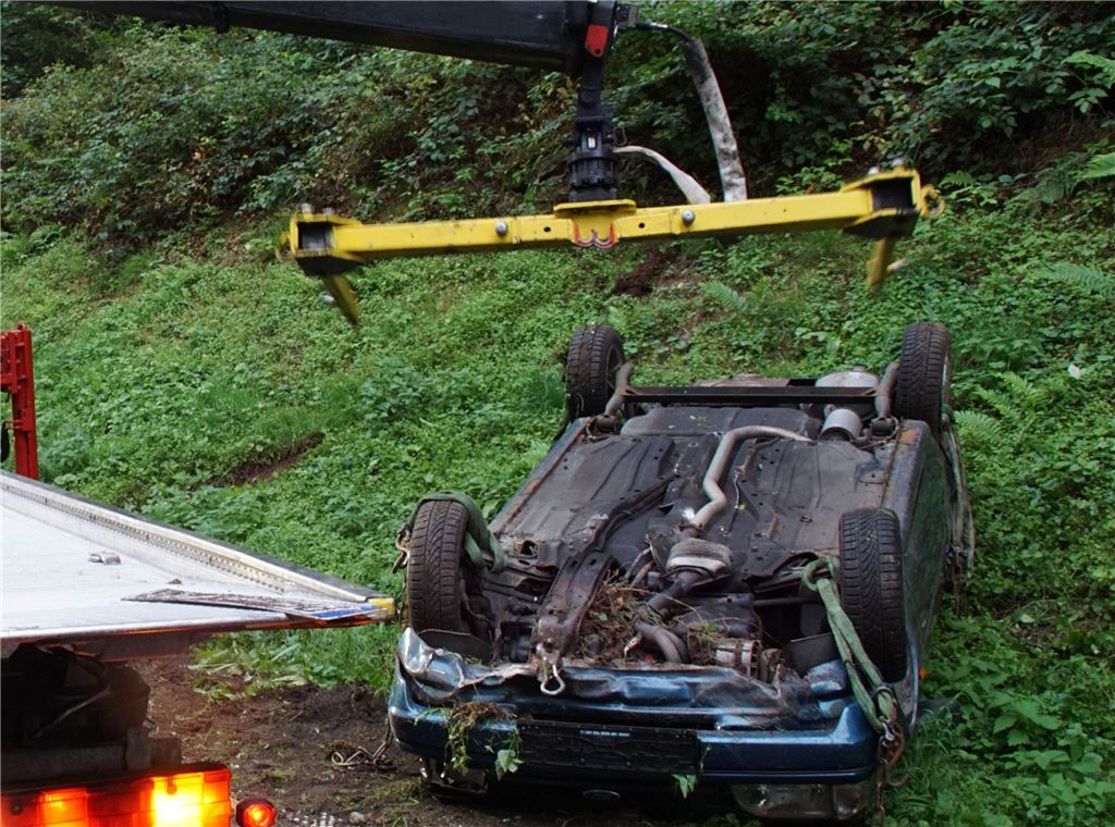 Pforzheim: PKW ueberschlaegt sich auf der B463