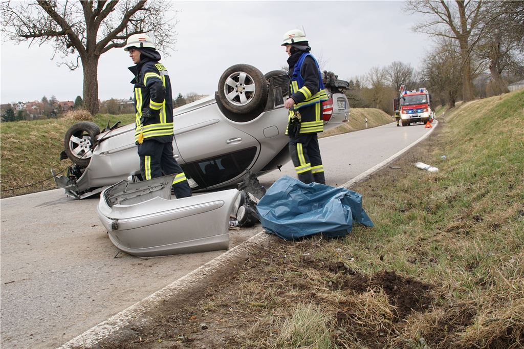Illingen: Verkehrsunfall mit Pkw gegen Baum und landet auf dem Dach