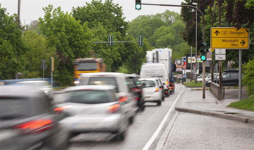 Nach dem Urteil des VGH wird der Verkehr weiter durch Enzweihingen rollen. Foto: Archiv