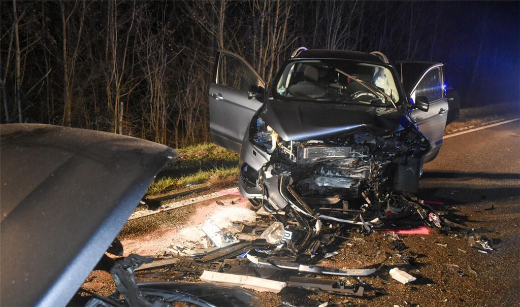 Nach dem Zusammenstoß auf der L570 sind die Autos nur noch Schrott. Foto: Myroshnichenko